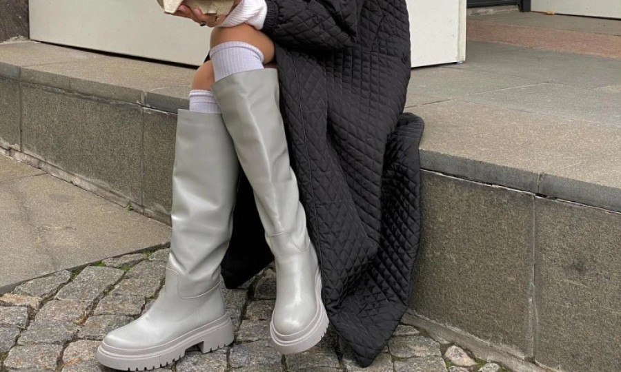 Сапоги-трубы vs «чулки»: что приобрести, чтобы быть в тренде Сапоги-трубы vs «чулки»: что приобрести, чтобы быть в тренде