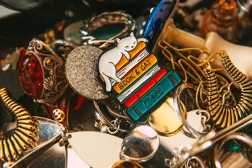 Значки як стильний спосіб виділитися: історія та сучасні тренди