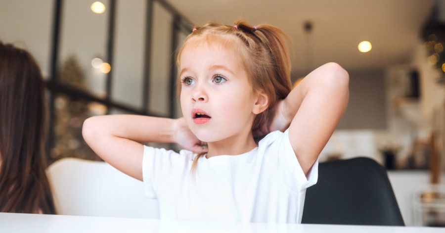 Почему ребенок не дослушивает и как научить его останавливаться перед действием