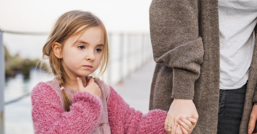 Ребенок боится заговорить первым: как помочь