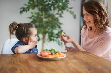 Как научить ребенка есть овощи: советы для родителей