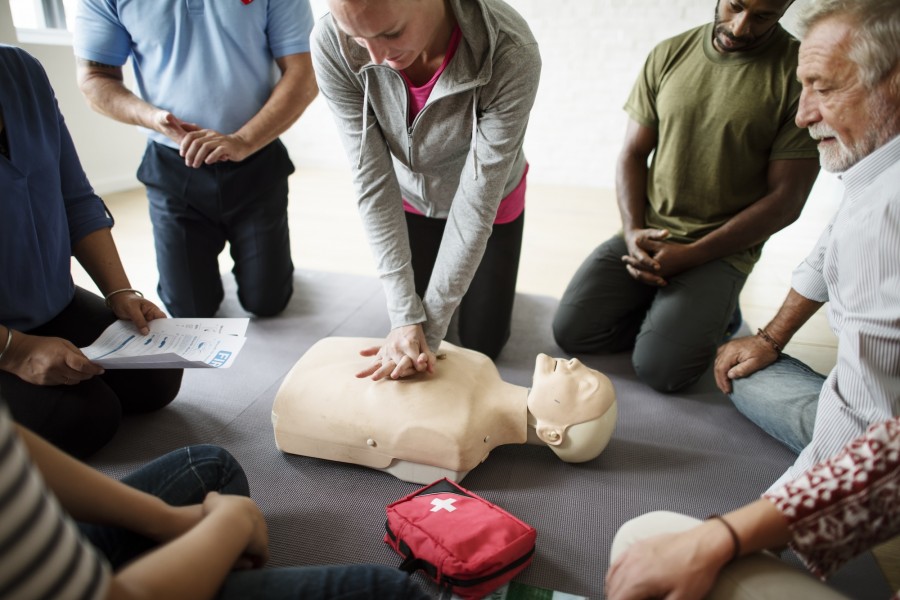 Дефібрилятор AED: посібник для батьків щодо швидких дій у разі серцевої невідкладної допомоги Дефібрилятор AED: посібник для батьків щодо швидких дій у разі серцевої невідкладної допомоги