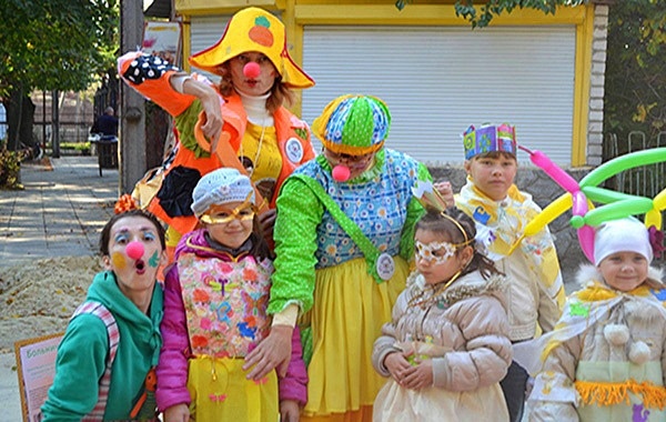 Больничные клоуны на празднике в Харьковском зоопарке