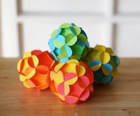 Бумажные шарики из маленьких фигурных частей