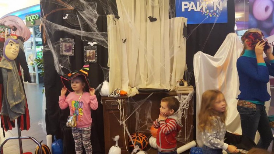 Как в ТРЦ "РайON" жители Троещины отпраздновали Halloween