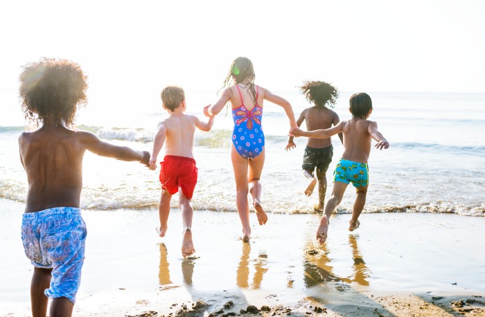 Пляжный отдых с детьми: как занять и развлечь малышей