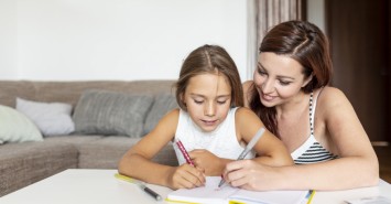 Учить или не учить: нужно ли помогать школьникам делать домашнее задание 