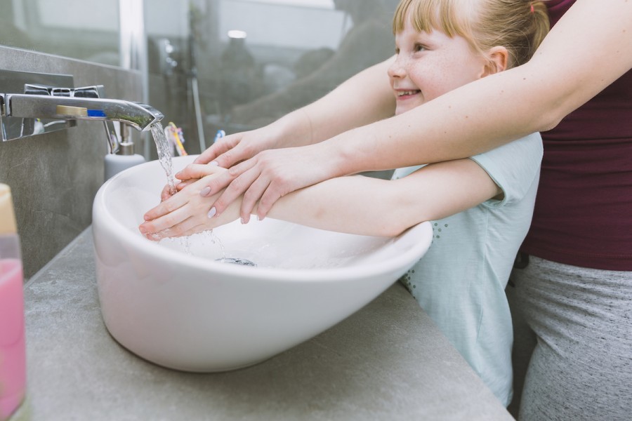 Защита от вирусов: как приучить ребенка правильно мыть руки