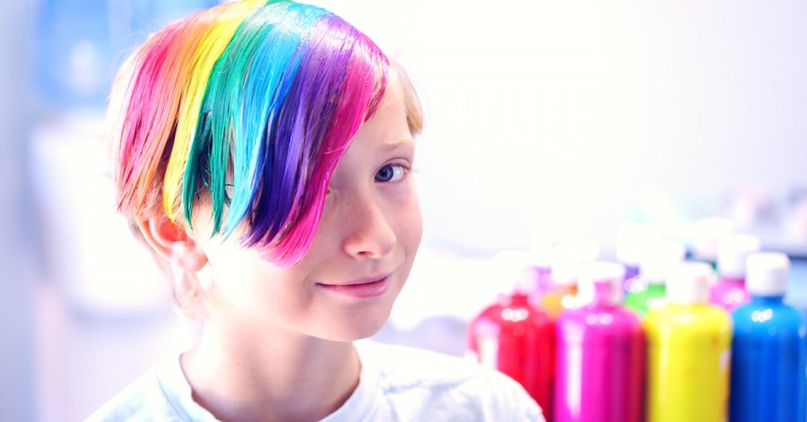 Все цвета радуги: стоит ли разрешать детям красить волосы в яркие цвета
