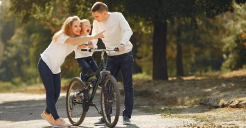 Активное лето: как научить ребенка кататься на роликах и велосипеде