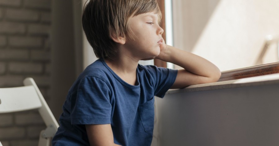 Признаки стресса у ребенка: что делать и как помочь