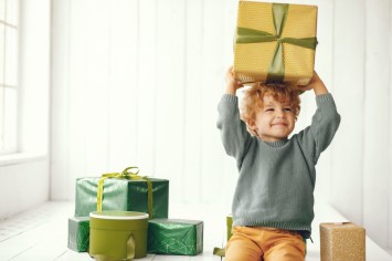 Как выбрать игрушку для ребёнка: инструкция по выбору подарка по возрасту