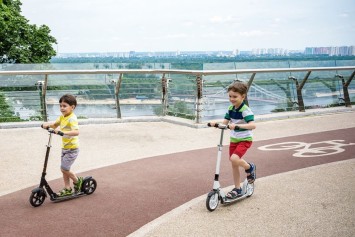 Самокат или велосипед: что лучше купить ребенку?