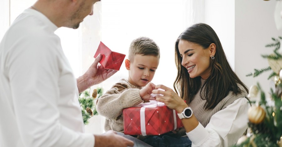 Не просто подарок под елкой: оригинальные поздравления детей на Новый Год и Рождество
