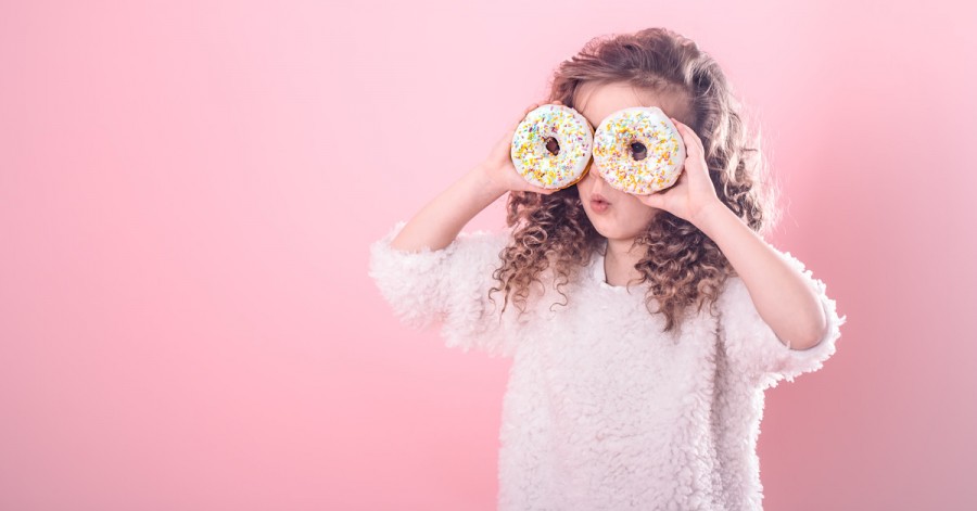 Как научить ребенка есть меньше сладкого: топ советов