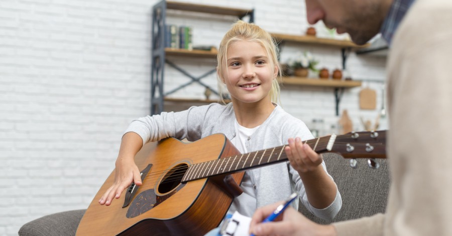 Как научиться играть на гитаре: пособие для родителей