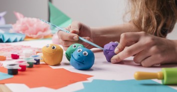 Летние творческие мастер-классы для детей: как развивать воображение на каникулах