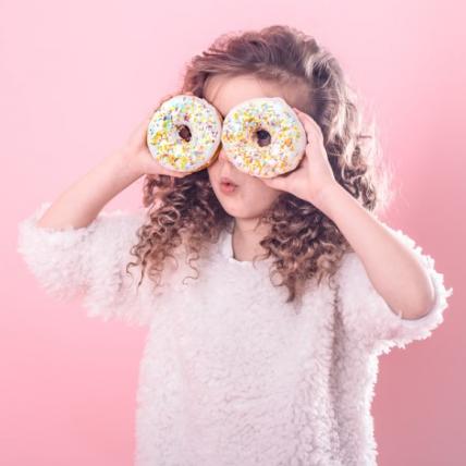 Как научить ребенка есть меньше сладкого: топ советов
