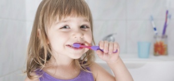 Як та коли доглядати за молочними зубками?