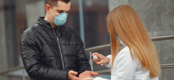 Захист від коронавірусу: як зробити маску та антисептик своїми руками