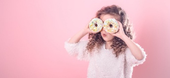 Як навчити дитину їсти менше солодкого: топ порад