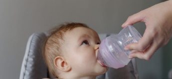 Чи потрібна дитині до року проста вода: поради батькам